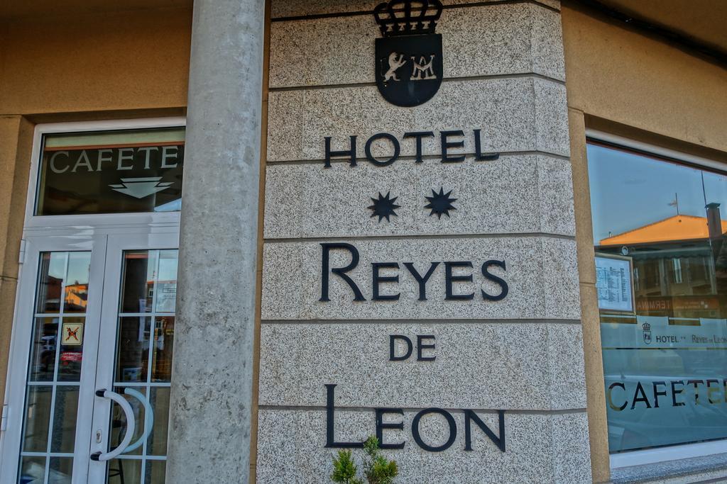 Hotel Reyes De Leon Santa María del Páramo Extérieur photo