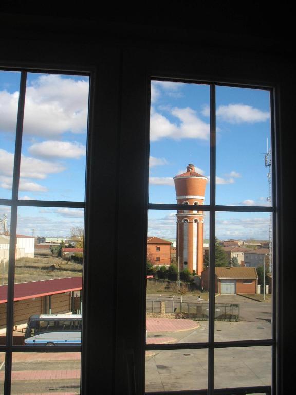 Hotel Reyes De Leon Santa María del Páramo Extérieur photo